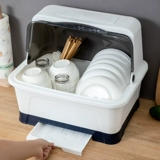 Кухонная префектура помещена блюдами для блюд для хранения хранения