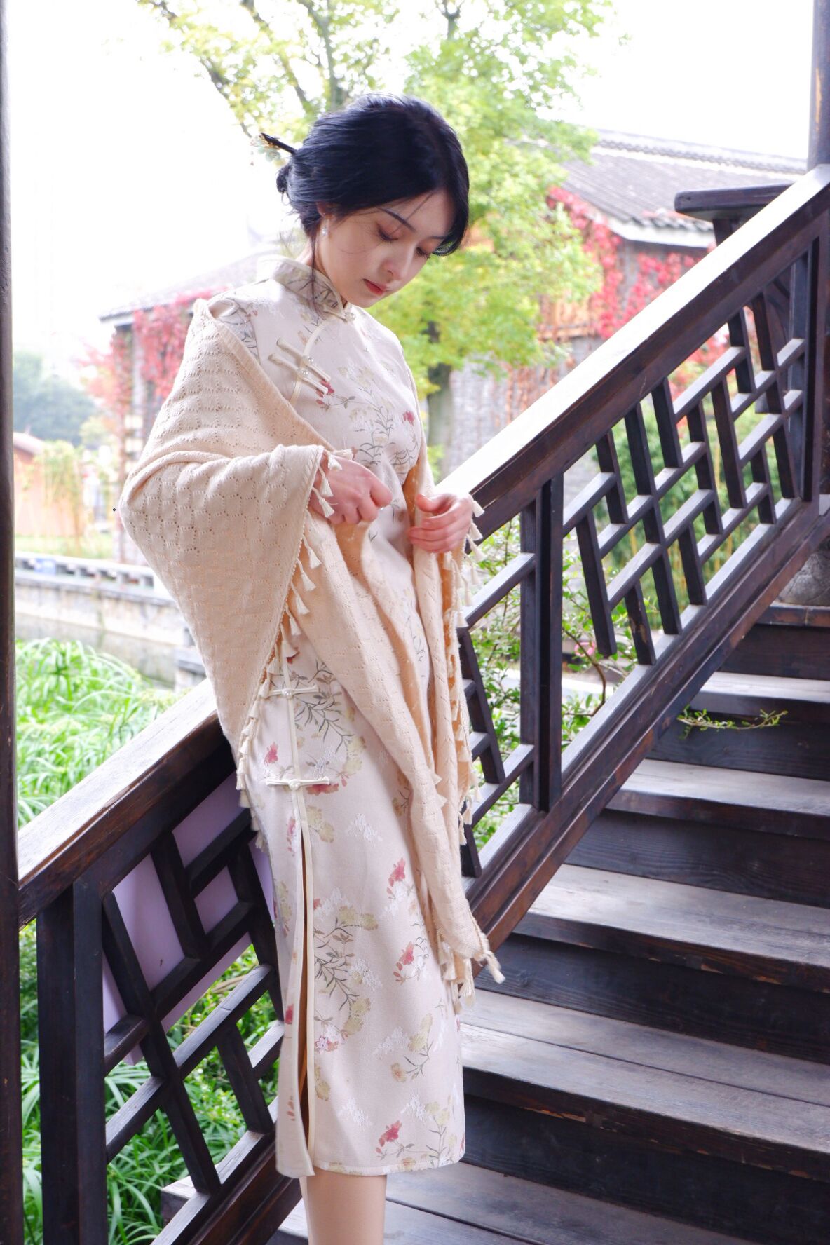 旗袍披肩春秋季外搭女针织细毛线三角巾斗篷披风带扣流苏空调外披 - 图0