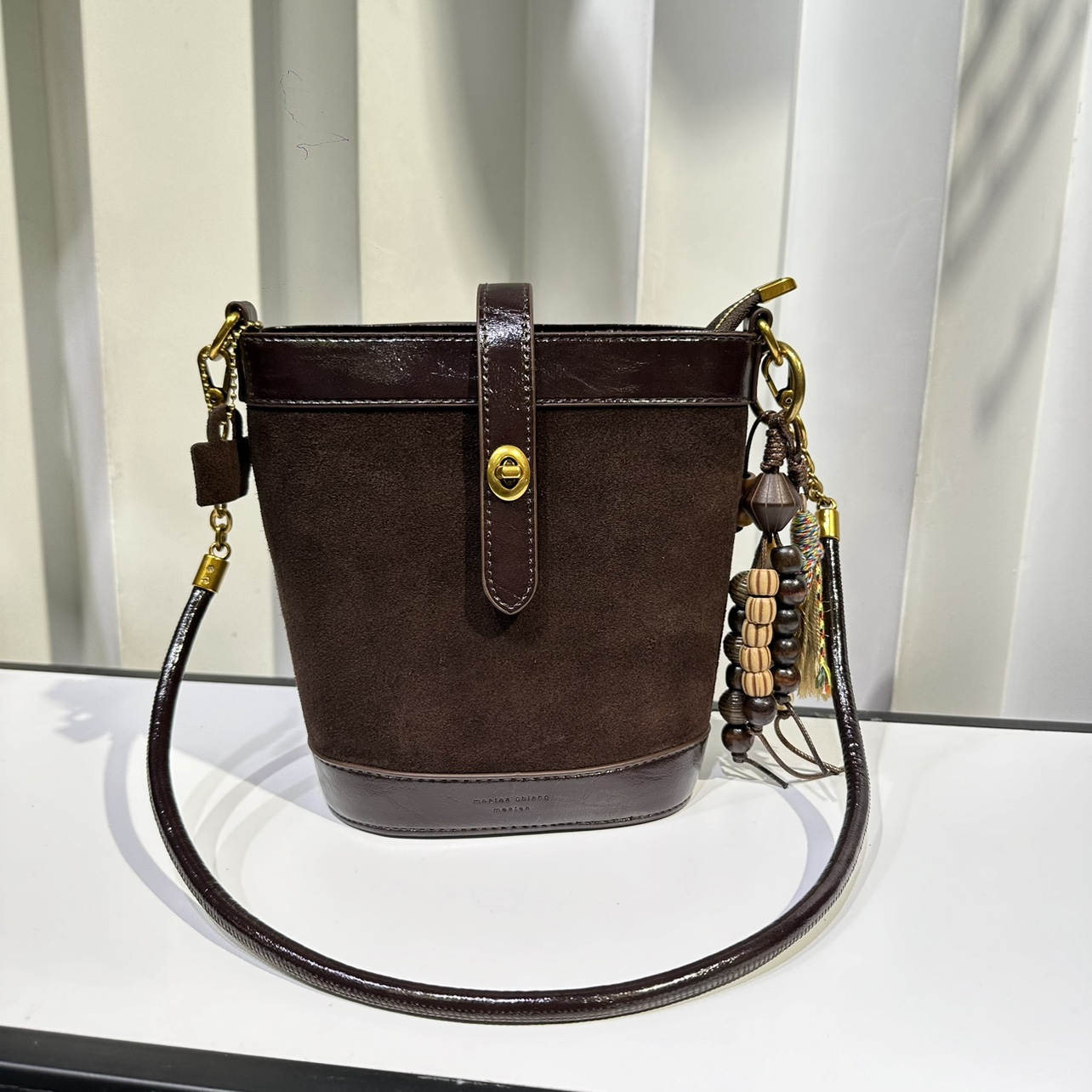 美缇秋冬新款磨砂皮复古撞色锁扣单肩腋下休闲水桶包包分层实用包 - 图1