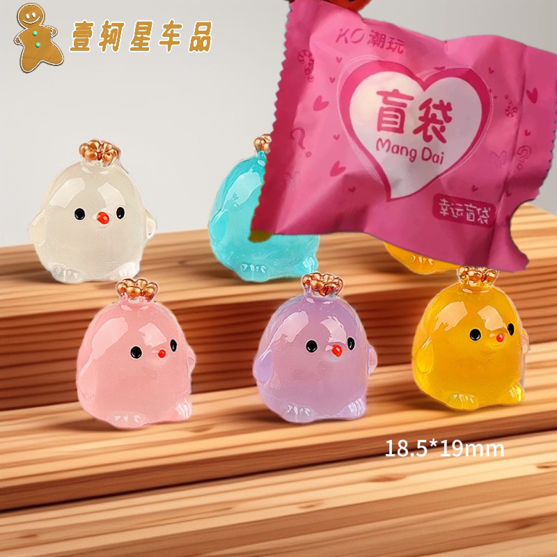 网红夜光迷你彩色水晶皇冠鸡玩具车载摆件发光解压动物荧光小物件 - 图0