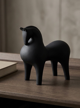 现代简约黑色马木质桌面摆件