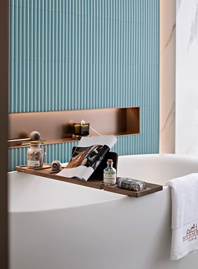 现代轻奢高端酒店样板间卫浴主题浴缸收纳搭配仿真书香薰香氛摆件