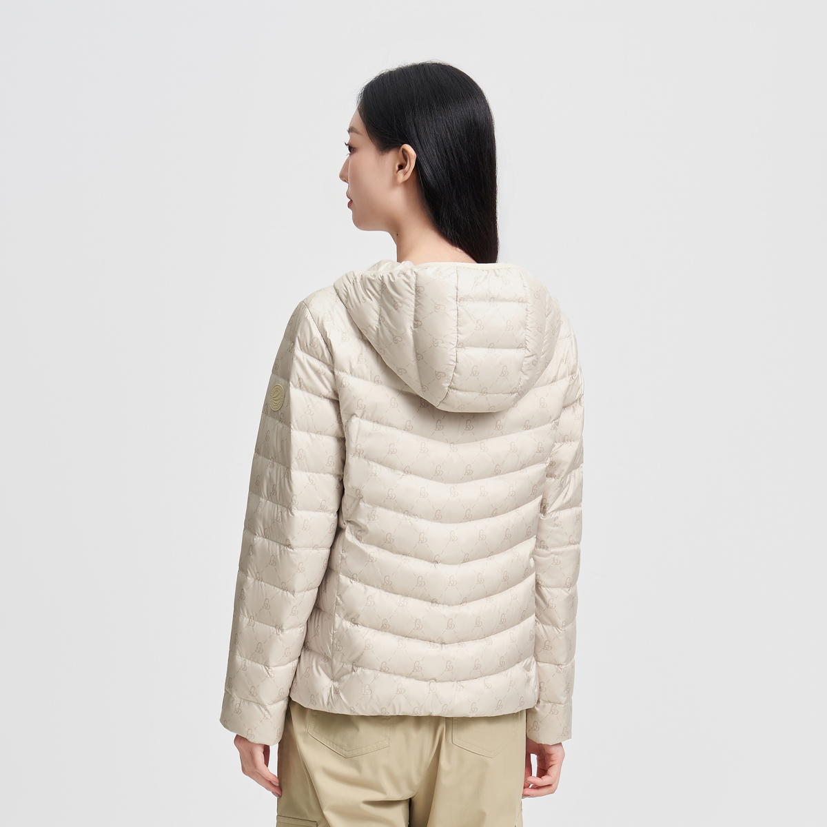 波司登新品轻薄羽绒服女春季款休闲连帽拉链短款纯色百搭外套