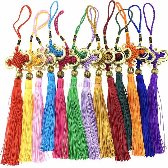 Small Chinese knot pendant with beads, handicraft 8-plate bow car pendant for foreigners to send to foreigners abroad