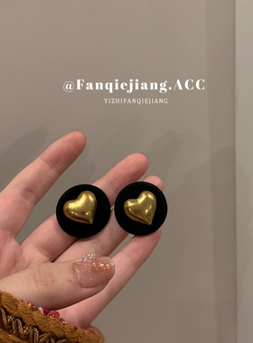 一只番茄酱复古法式丝绒爱心耳环