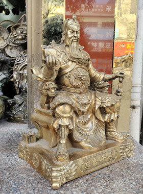 黄铜忠义千秋关公托印坐像摆件