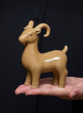 土黄色陶瓷生肖羊吉祥物补缺角