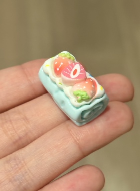 【仿真甜点系列】迷你可爱草莓蛋糕卷造型树脂摆件创意桌面装饰