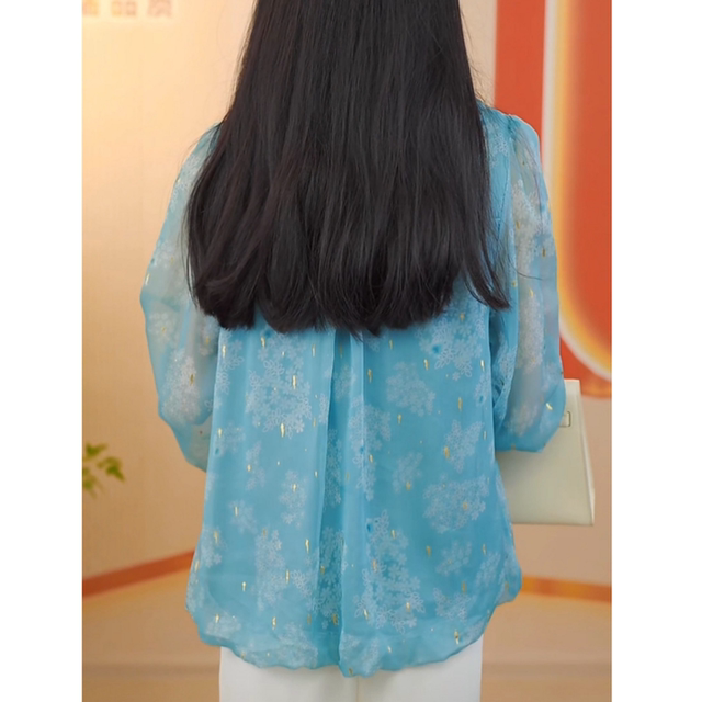 ເສື້ອແຟຊັນຂອງແມ່ໃສ່ສີຟ້າ floral sun protection shirt short coat women's 2026 spring and summer ເສື້ອພິມ cardigan ບາງໆ