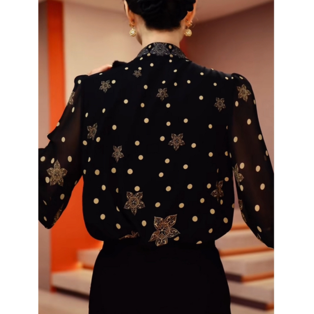 ເສື້ອເຊີດຄໍຄໍ polka dot ຄົນອັບເດດ: ຂອງແມ່ຍິງ