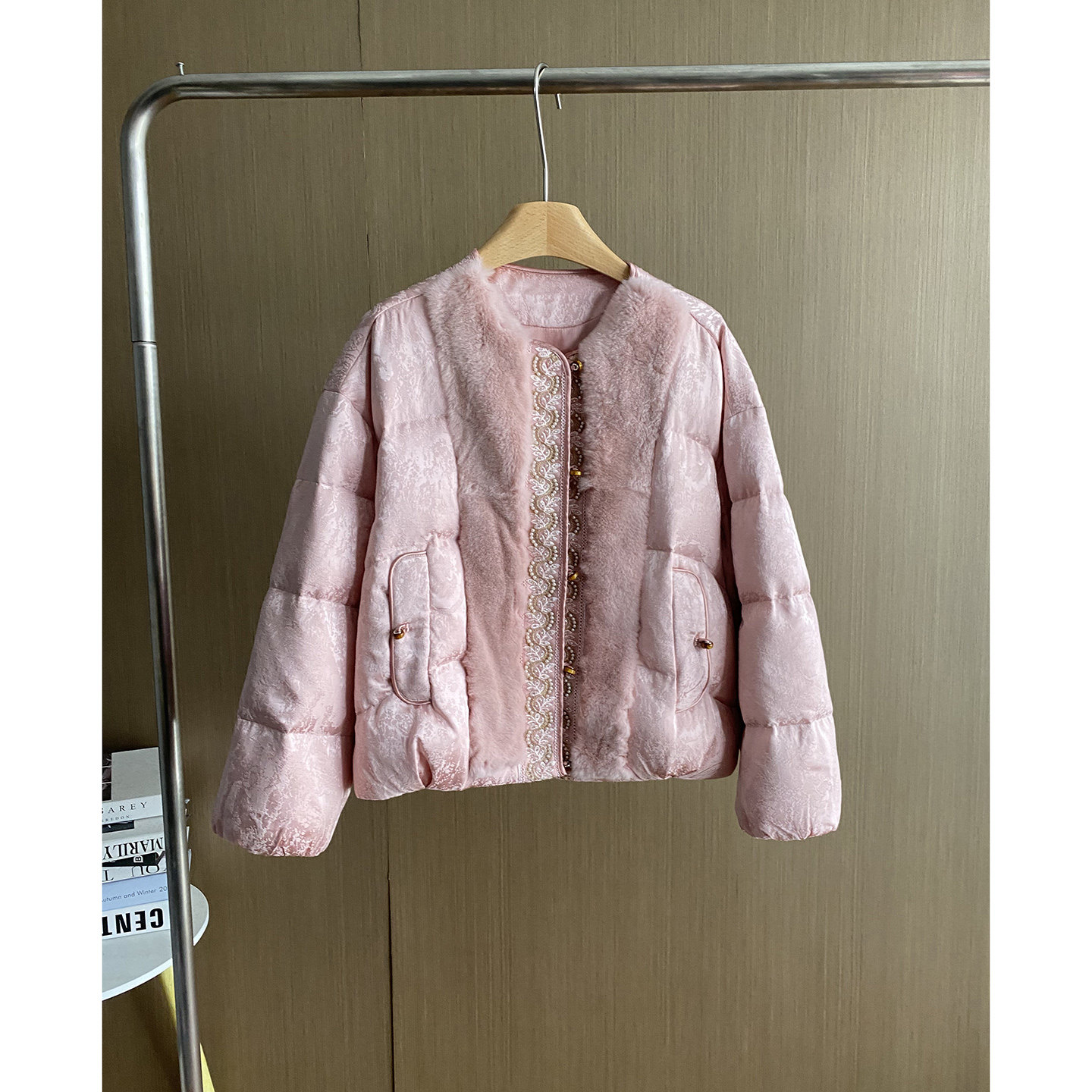 高端獭兔毛钉珠提花新中式羽绒服女短款2025冬季新款鸭绒保暖外套,淘宝优惠券,粉丝福利购,淘宝优惠卷