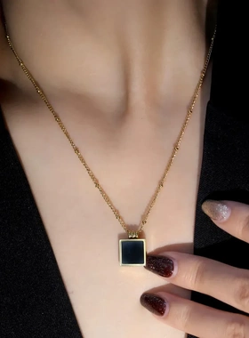 复古黑色方牌项链女轻奢小众设计感高级气质锁骨链2023年新款秋冬
