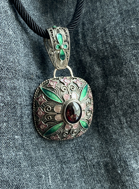 银花丝镶嵌天然石榴石吊坠