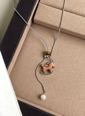 木头木马珍珠虎眼石吊坠抽拉项链女设计感精致百搭毛衣链时尚项饰