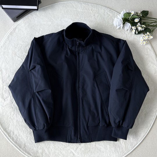 Мужской пуховик American 90 с белым утиным пухом и воротником-стойкой силуэта