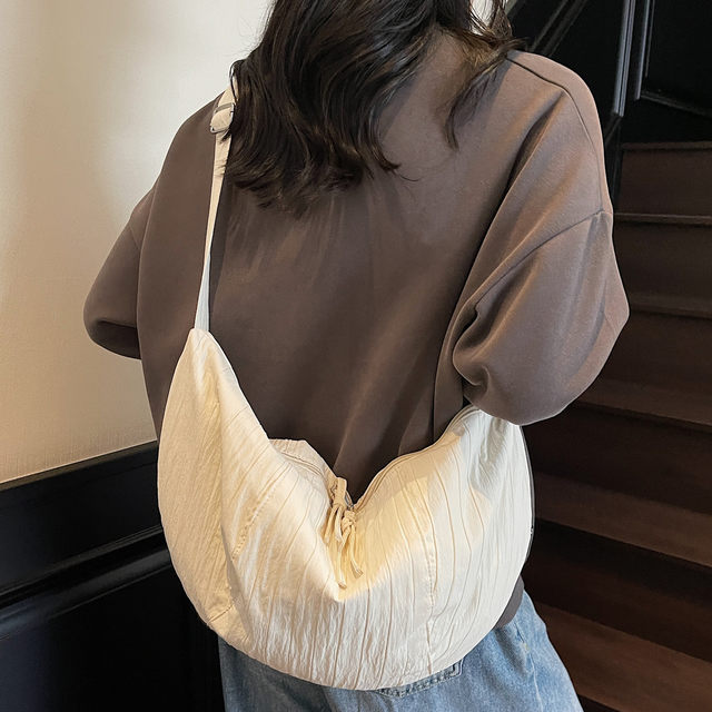 Crossbody bag for women large capacity lightweight dumpling bag Korean version ins new simple student bag fashion shoulder bag for women