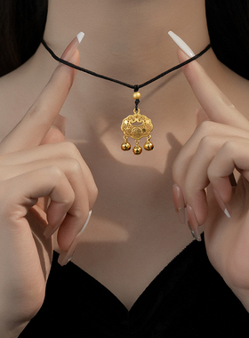 金美澳2025新款爆款编织黑绳长命锁胖人吊坠项链高级感轻奢毛衣链