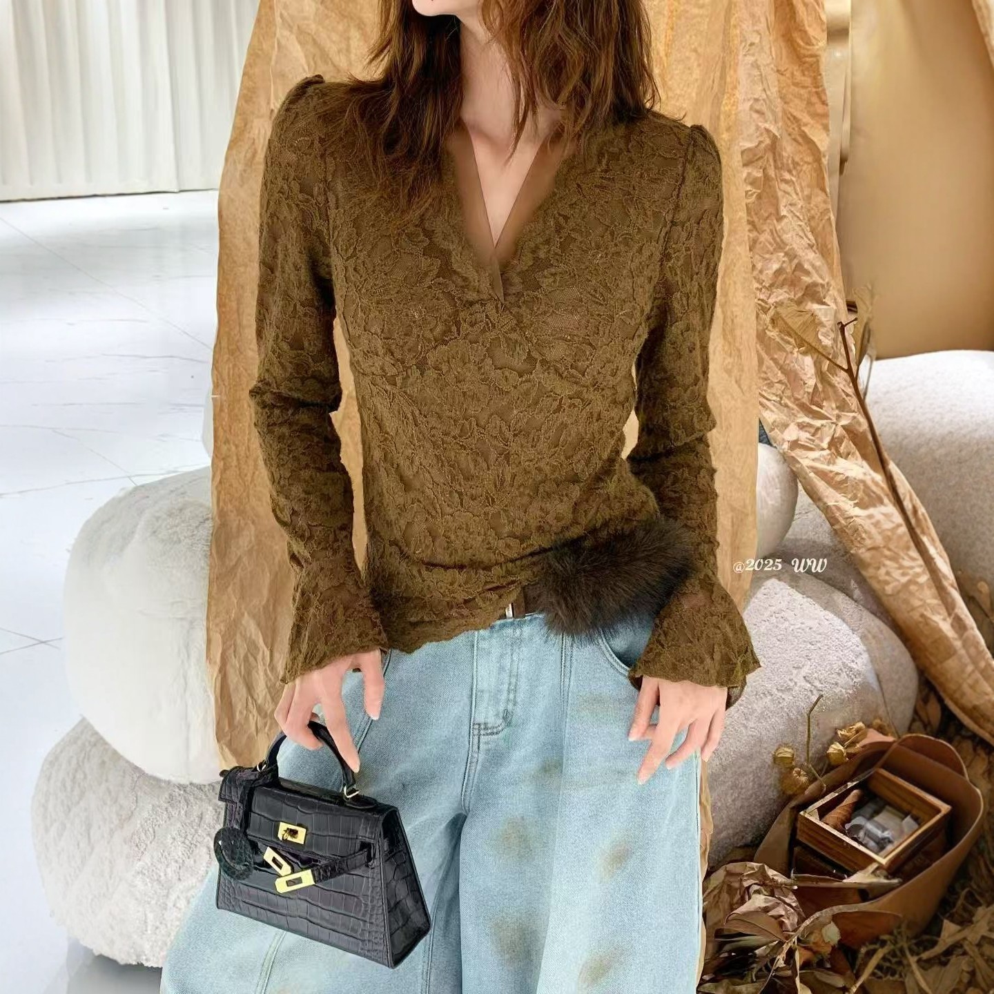 欧洲站2025冬季新款V+.COM设计感V领加绒蕾丝衫女喇叭袖修身上衣,淘宝优惠券,粉丝福利购,淘宝优惠卷