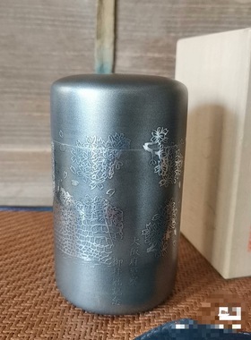 日本乾茂号造锡罐，重550克，高11.8厘米，直径6.8厘米，带原木盒