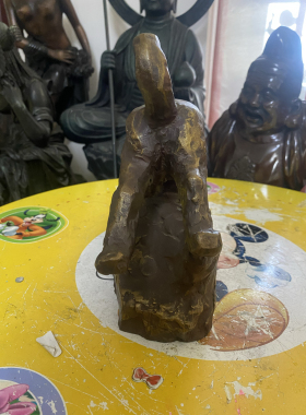 北村西望作铸铜狗，重4165克，长21厘米，高30厘米，做工大气