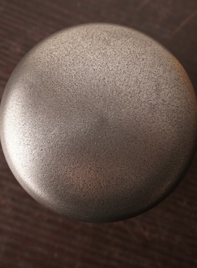 日本乾茂号造锡罐，重450克左右，高11.5厘米直径7厘米，带原木盒