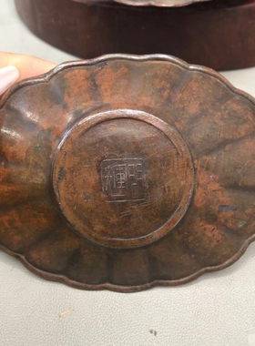 日本名家款精美浮雕花卉纹锡茶托，重244克长11.3厘米，古朴典雅