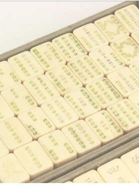 日本老竹骨麻将，牌尺寸长1.8厘米，宽2.5，厚1.3，骨厚0.9。