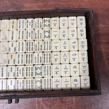 日本老竹骨麻将，牌尺寸长1.8厘米，宽2.5厘米厚1.2厘米，骨厚0.6