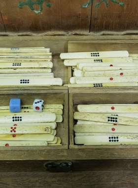 日本老竹骨麻将，牌尺寸长1.8厘米，宽2.5厘米厚1.2厘米，骨厚0.8