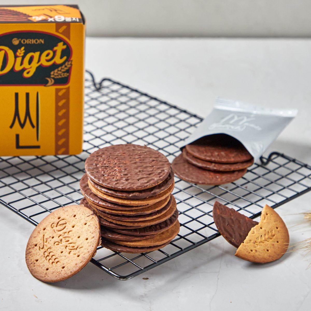 韩国进口好丽友薄脆巧克力全麦消化饼干84g代餐饱腹网红休闲零食 - 图1