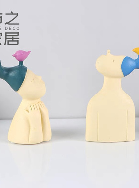 现代简约创意雕塑仰望聆听样板间