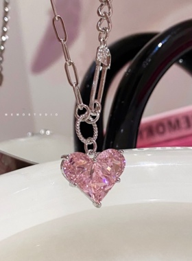 韩剧女主甜酷粉钻爱心别针项链