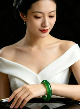 翡翠绿玉髓手镯年轻妈妈款推荐