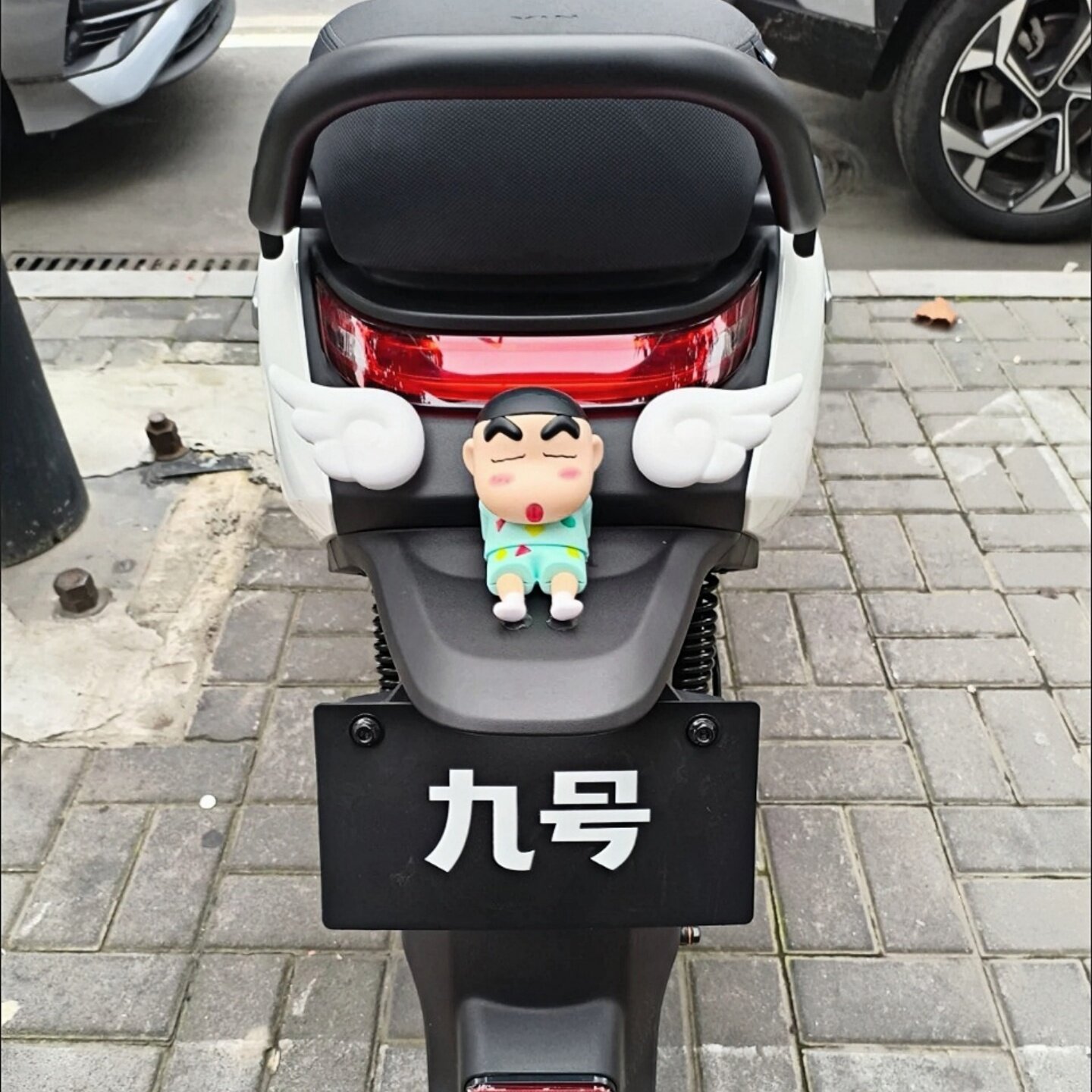Suitable for No.9 N3 85C electric car rear Crayon Shin-chan anime cartoon decorative doll car rear cute accessories