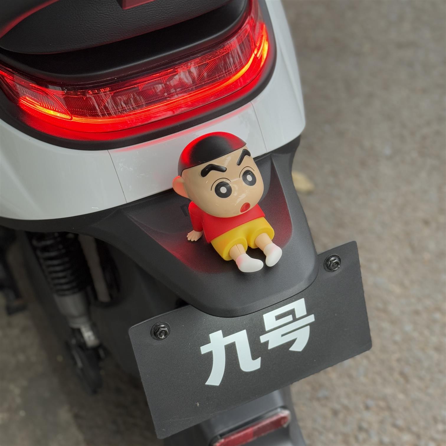 Suitable for No.9 N3 85C electric car rear Crayon Shin-chan anime cartoon decorative doll car rear cute accessories