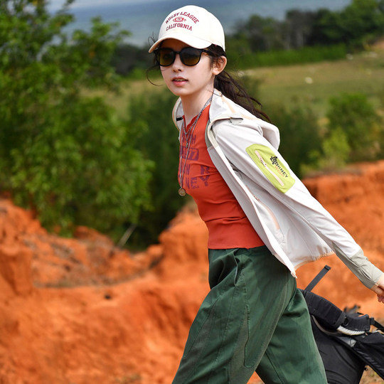 Farblich passende, schnell trocknende Outdoor-Kleidung für den Pekinger Wald