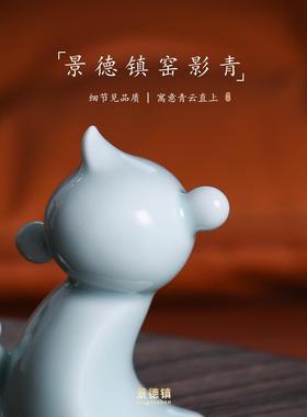 手绘青花陶瓷摆件送礼佳选