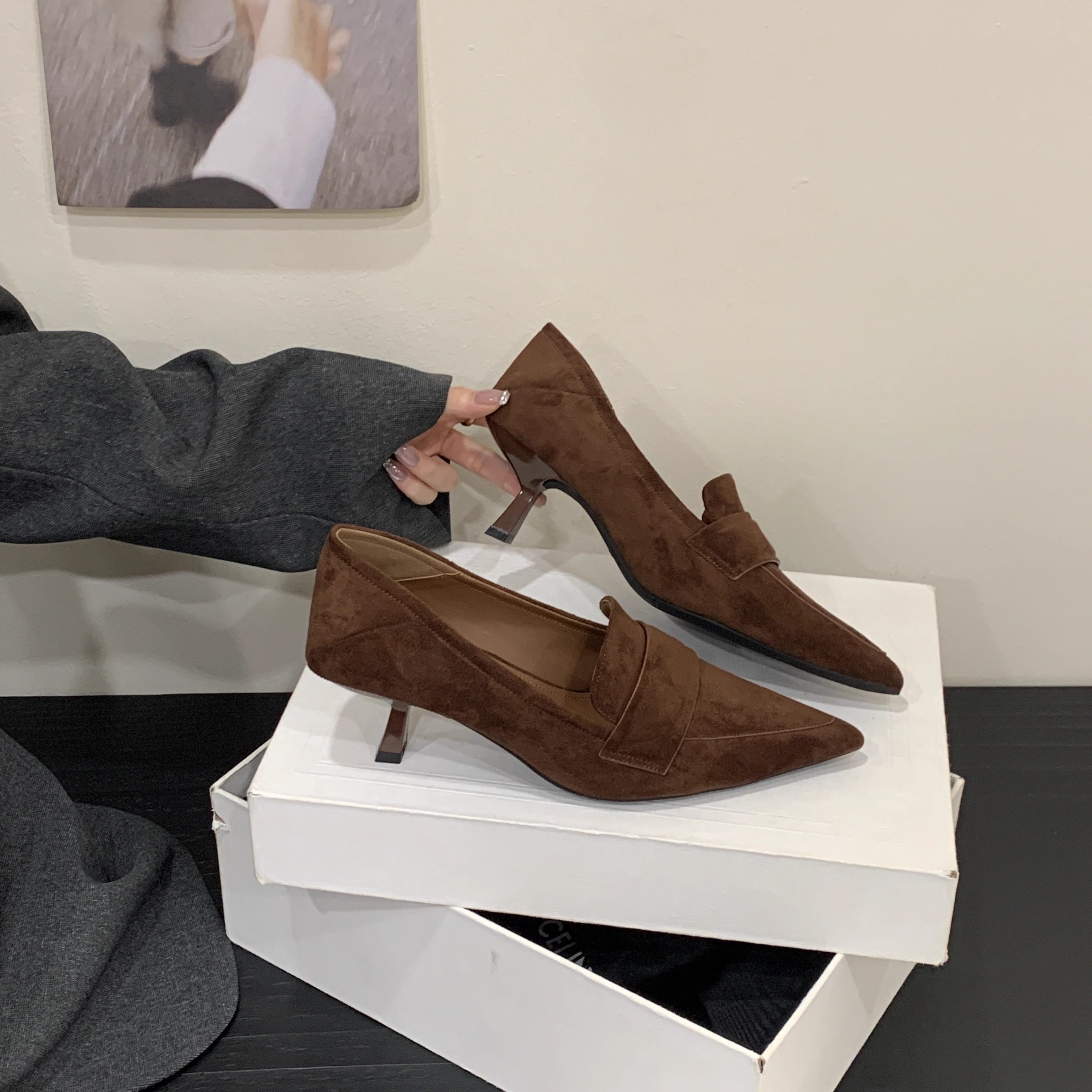 2025年秋季新款法式复古风尖头绒面深口细跟高跟鞋女棕色乐福鞋,淘宝优惠券,粉丝福利购,淘宝优惠卷