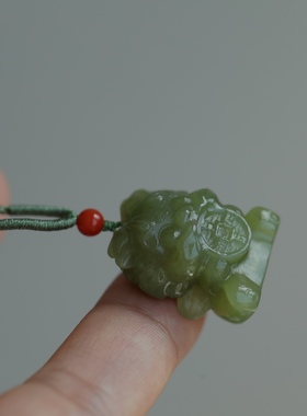 精品一枚中国风天然和田玉立体精雕醒狮吊坠搭配简单手工绳