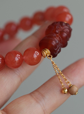 高端定制天然南红手链正宗川料搭配天然血珀精雕黄财神山檀吊坠63