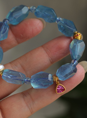 天然海蓝宝磨面随形手链搭配鎏金镶嵌珍珠配饰玫红色锆石糖三角坠