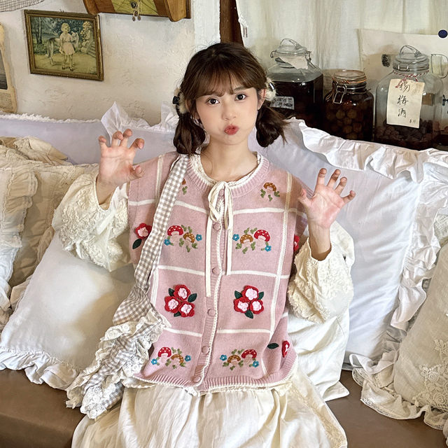 Handmade three-dimensional flower and mushroom embroidered knitted vest