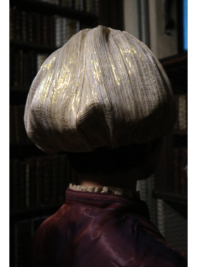 woman in a hat 纯手工制作大蘑菇装置艺术草帽