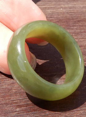 震惊了方言精品和田玉佩戴级俄罗斯老料粉绿碧玉19mm精美戒指A2