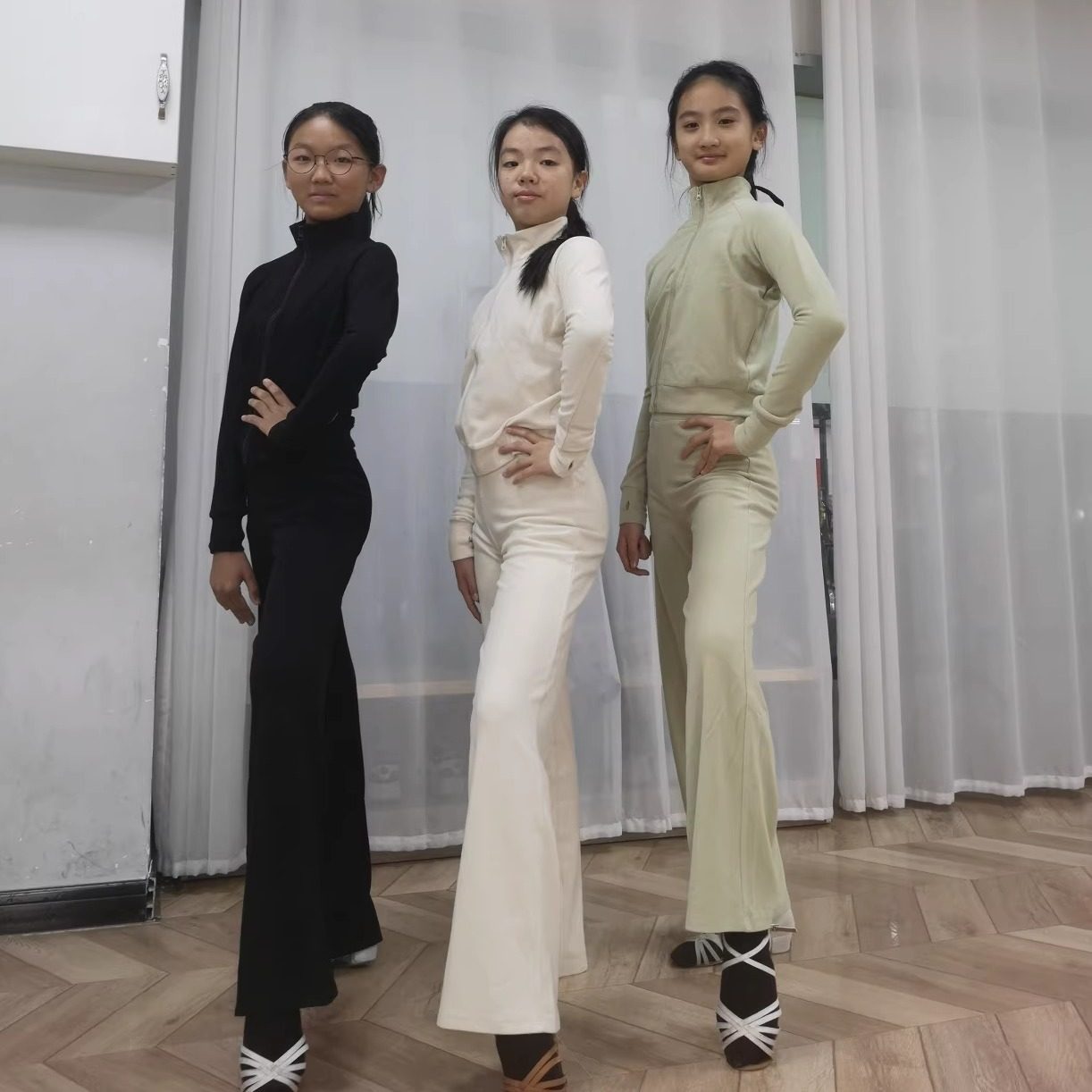 红舞裙新款校园拉丁绒瑜伽服儿童舞蹈服套装少儿练功服民舞中国舞