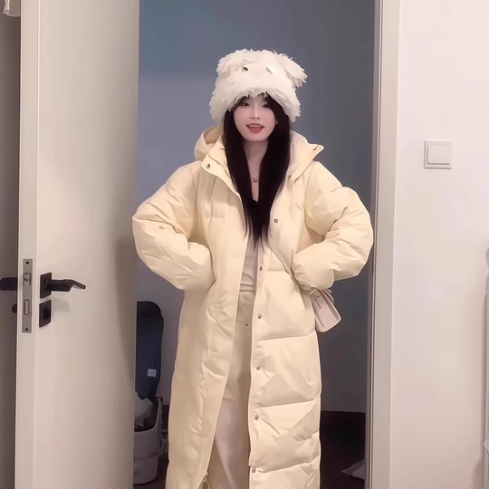 Los populares abrigos de algodón largos hasta la rodilla de estilo coreano de este año