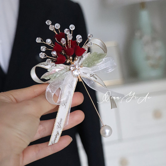 Красивая свадебная бутоньерка в лесном стиле со свежими колокольчиками