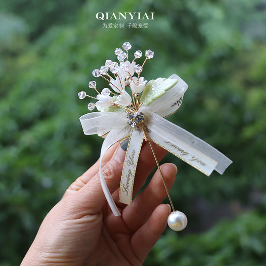 Красивая свадебная бутоньерка в лесном стиле со свежими колокольчиками