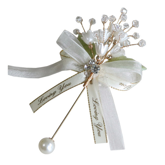 Красивая свадебная бутоньерка в лесном стиле со свежими колокольчиками