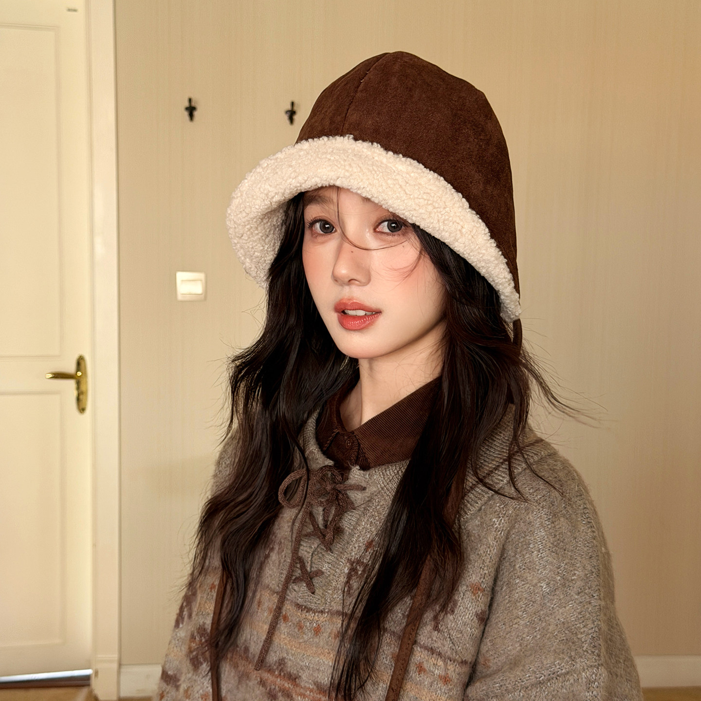 韩系纯色麂皮绒渔夫帽冬季加厚羊羔绒保暖盆帽复古百搭系带护耳帽,淘宝优惠券,粉丝福利购,淘宝优惠卷